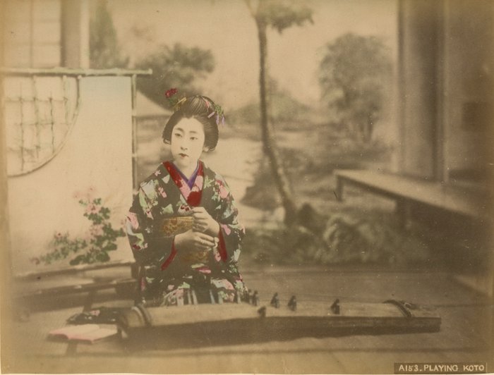 Kusakabe Kimbei, Farsari et divers Yokohama School - "Playing Koto"