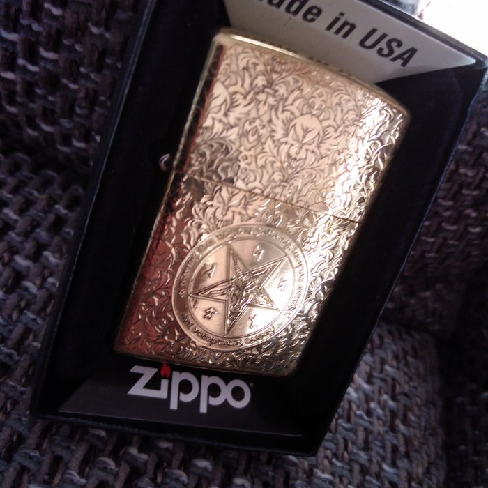 Zippo - 5D Reliefs - KING OF HELL - armor case - golden brass - new - Lommelighter - Stål (rustfrit)