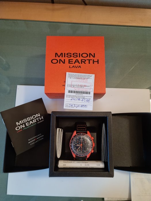 Swatch - MoonSwatch. Mission on Earth. Lava - Ingen mindstepris - Unisex - 2020+