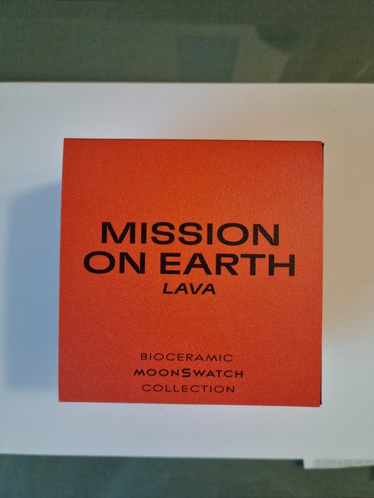 Swatch - MoonSwatch. Mission on Earth. Lava - Ingen mindstepris - Unisex - 2020+