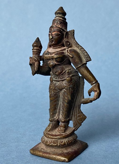 Shri Devi kvindelig guddom hvis betydning er "Hun der skinner" - Engangs voks bronze støbning - Indien - Moguldynastiet - III (1627-1857)