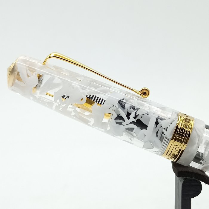 Armando Simoni Club - Studio - White Guatemala - Gold Trim - Fyldepen