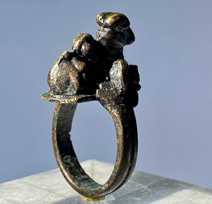 Ring hellig for Lingayat-sekten med afbildningen af Nandi-tyren - Bronze, Legering - Indien - 1800-tallet