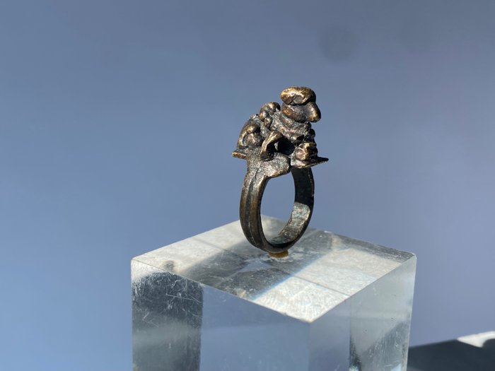 Ring hellig for Lingayat-sekten med afbildningen af Nandi-tyren - Bronze, Legering - Indien - 1800-tallet