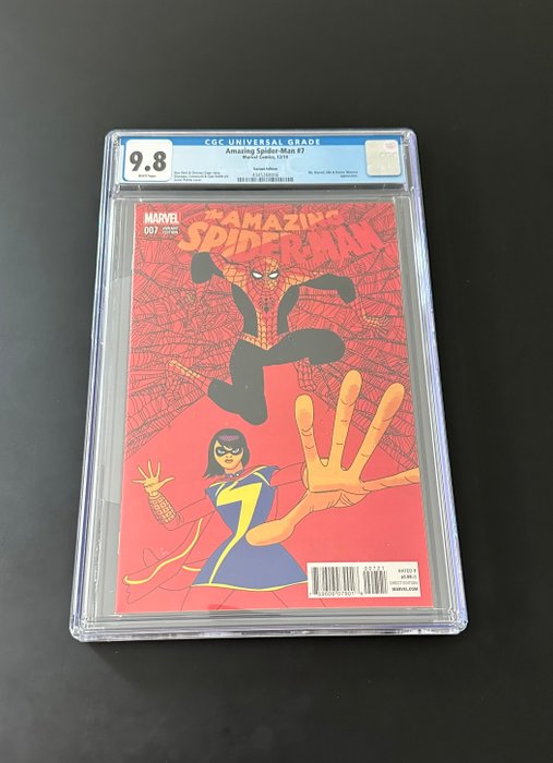 The Amazing Spider-Man #7 - Rare Javier Pulido Variant Cover - Ms. Marvel, Silk, Doctor Minerva Appearance - Amazing Spider-man #7 CGC 9.8 RARA Cover Variant Javier Pulido PRIMA EDIZIONE! - 1 Graded comic - Første udgave - 2014 - CGC 9.8