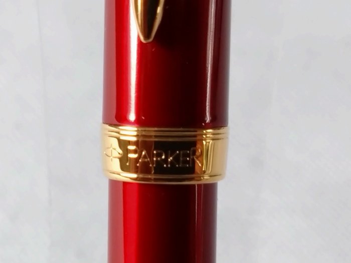 Parker - set Sonnet Premier Ruby Red Laque GT Ballpoint + 18Kt/750 golden F-Nib - Fyldepen