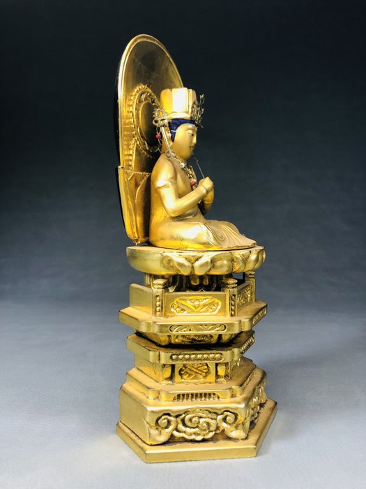 Buddha Amitabha seated statue of 阿弥陀如来坐像（Amida Nyorai）Okimono - Statue Træ, Guld lakeret - Japan  (Ingen mindstepris)