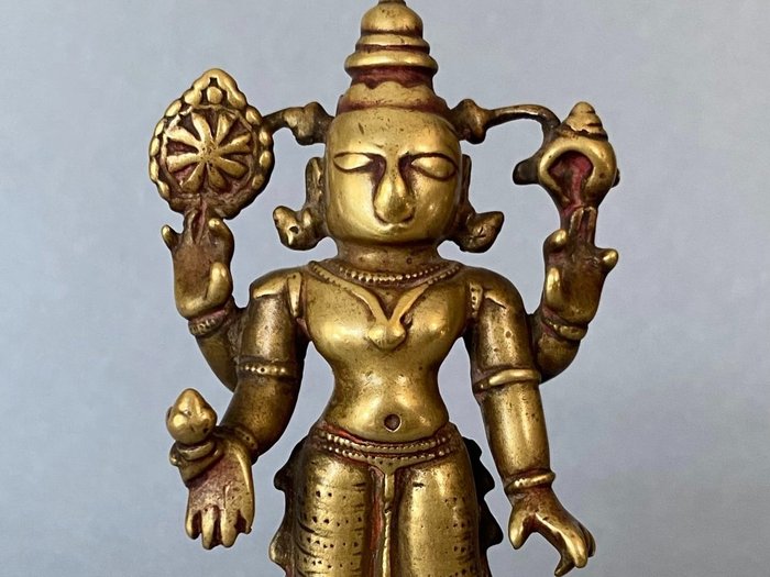 Vishnu i samapada-stilling på lotusblomstbasis - 12 cm - Engangs voks bronze støbning - Indien - Mogulriget (1526-1857)