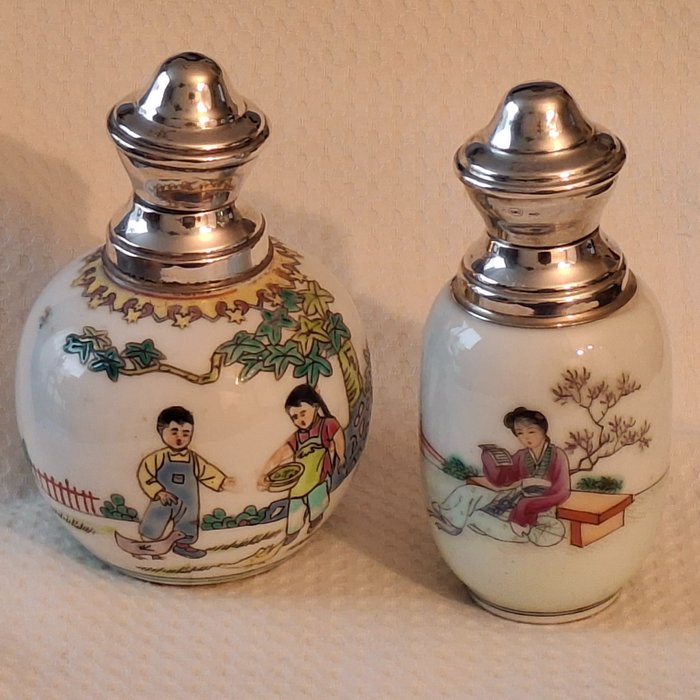 Hollandse zilver Keur. Het Zwaardje en Meesterteken. - Vase (2) -  To kinesiske polykrome porcelænsvaser med sølvrammer med hollandske sølvmærker  - Kinesisk mærket/beskrevet Porcelæn med 2. klasse hollandsk sølv. - To kinesiske vaser i sølv