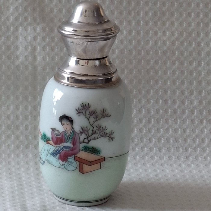 Hollandse zilver Keur. Het Zwaardje en Meesterteken. - Vase (2) -  To kinesiske polykrome porcelænsvaser med sølvrammer med hollandske sølvmærker  - Kinesisk mærket/beskrevet Porcelæn med 2. klasse hollandsk sølv. - To kinesiske vaser i sølv