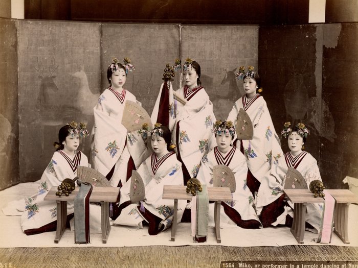 Kusakabe Kimbei Farsari et divers Yokohama School - "Miko or performer in a temple dancing at Nara"