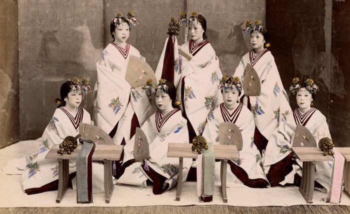 Kusakabe Kimbei Farsari et divers Yokohama School - "Miko or performer in a temple dancing at Nara"