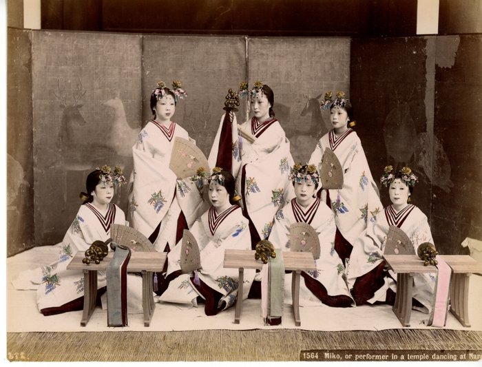 Kusakabe Kimbei Farsari et divers Yokohama School - "Miko or performer in a temple dancing at Nara"