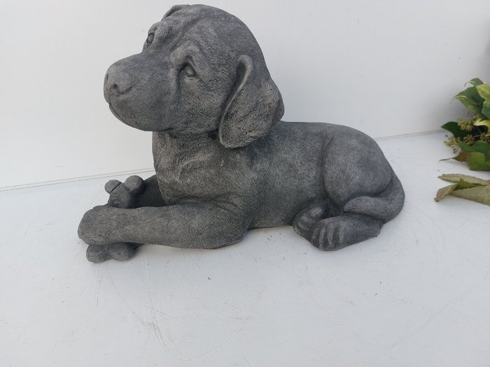 Statue, beautiful statue with fine patina dog with bone - 23 cm - støbt sten