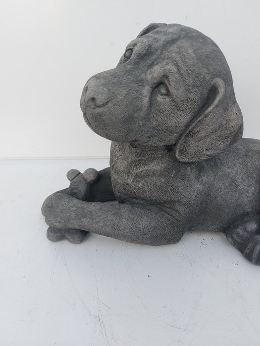 Statue, beautiful statue with fine patina dog with bone - 23 cm - støbt sten