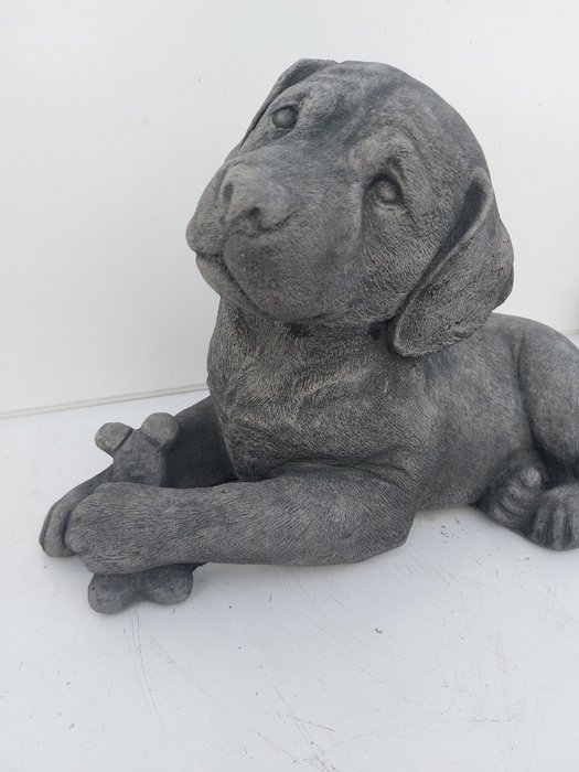 Statue, beautiful statue with fine patina dog with bone - 23 cm - støbt sten