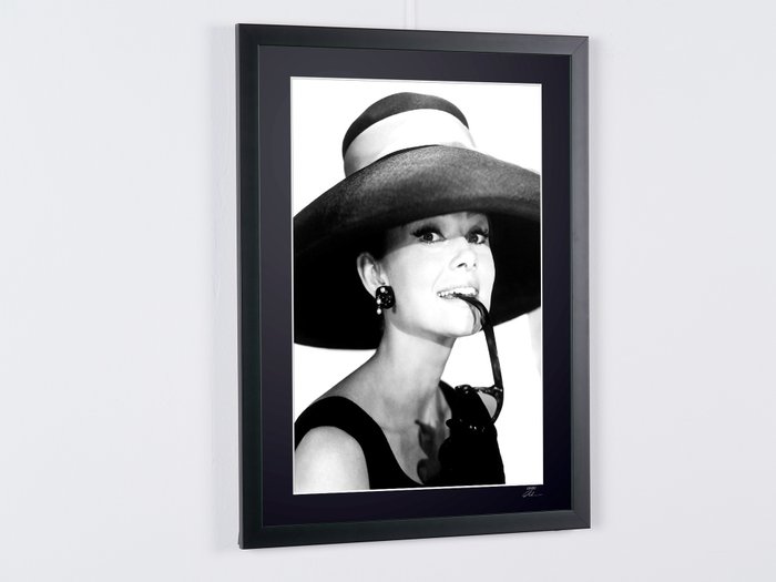 Audrey Hepburn - Breakfast at Tiffany's (1961) - Fine Art Photography - Luxury Wooden Framed 70X50 cm - Limited Edition Nr 03 of 50 - Serial ID 20113 - Original Certificate (COA), Hologram Logo Editor and QR Code - 100% New items.