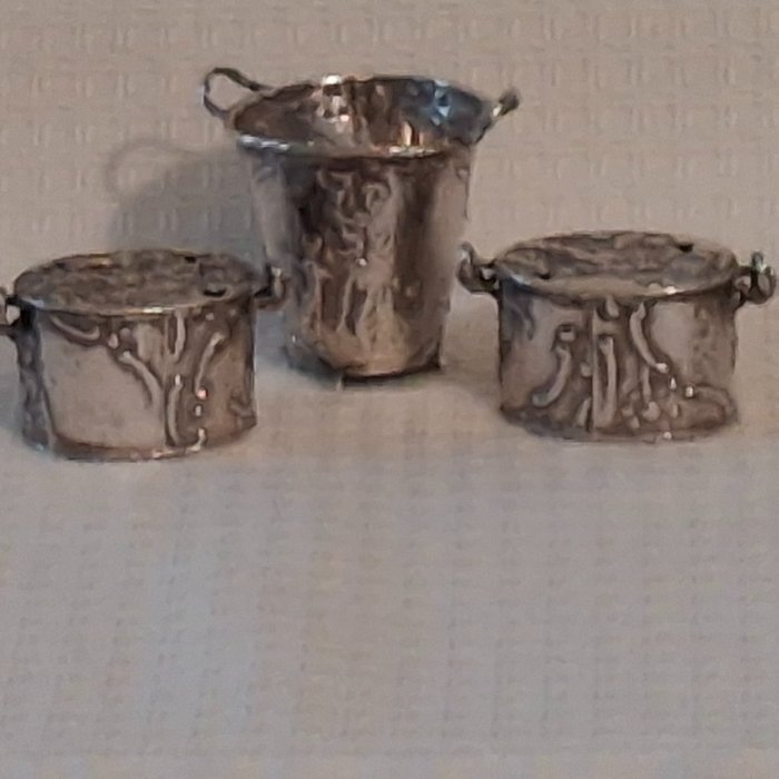 Zilver getoetst 2e gehalte 835/1000 - Miniature figurine - Drie Antieke Zilveren Miniaturen, Twee antieke bewerkte stoofjes en een aker, gedecoreerd met vrouw (3) - .835 sølv