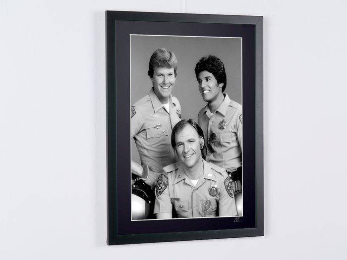 CHiPs (TV Series 1977–1983) - Erik Estrada, Robert Pine  Larry Wilcox - - Fine Art Photography - Luxury Wooden Framed 70X50 cm - Limited Edition Nr 01 of 30 - Serial ID 16929 - Original Certificate (COA), Hologram Logo Editor and QR Code - 100% New items.