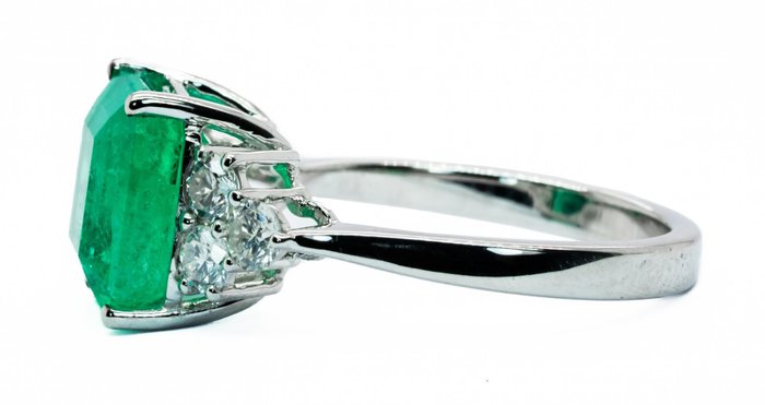 Ring - 18 kraat Hvidguld, Vivid Green (Colombia) -  4.10ct. tw. Smaragd - Diamant - 0,67 ct - SI