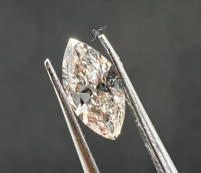 1 pcs Diamant  (Naturfarvet)  - 0.64 ct - Marquise - Faint Brun - VS1