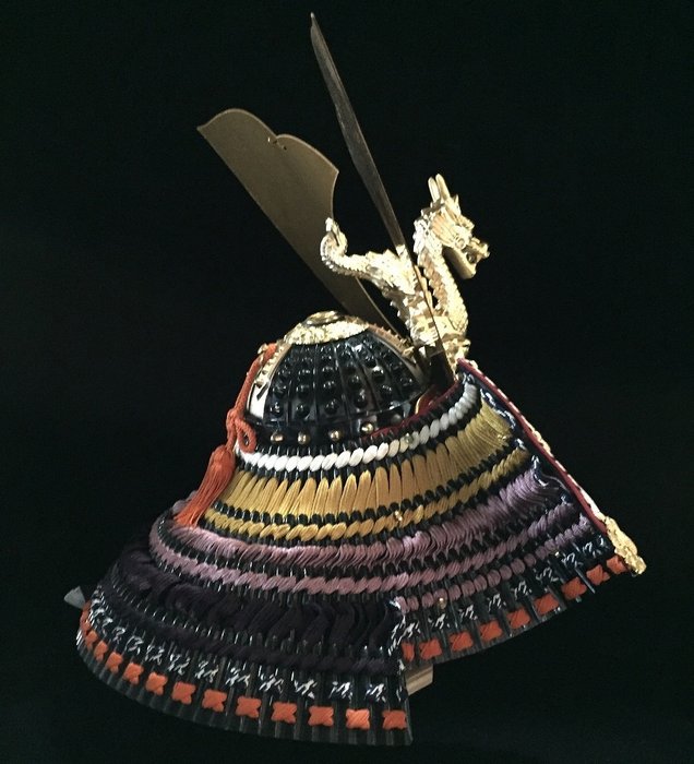 Japanese Vintage Samurai Helmet KABUTO YOROI (H:40cm) Okimono Interior - Statue Metal, Silke - Japan  (Ingen mindstepris)