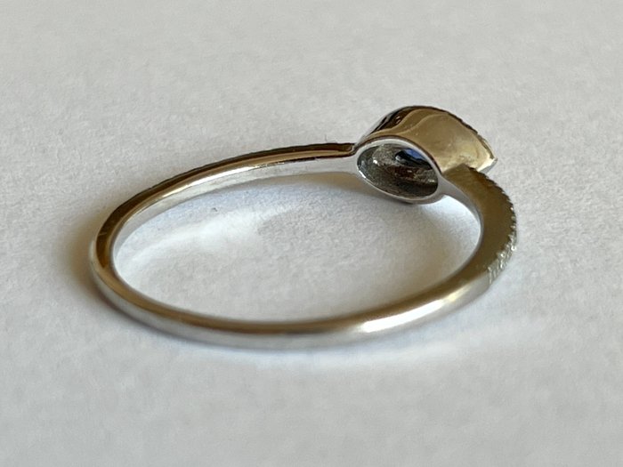 Ingen mindstepris - Ring 9K guld - safir, diamanter