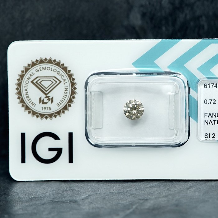 1 pcs Diamant  (Naturfarvet)  - 0.72 ct - Fancy light Brunlig Gul - SI2 - International Gemological Institute (IGI)