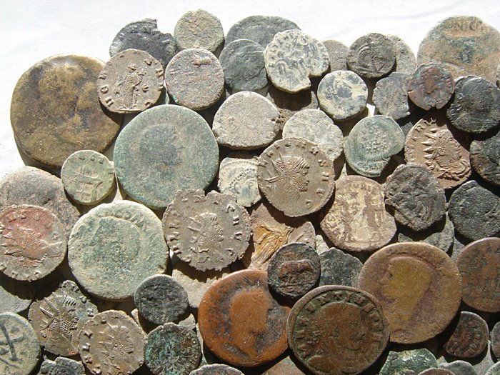 Romarriket. Lot of 150 Roman Imperial bronze coins. The lot includes some ases and semis from I-II centuries A.D., and a few iberian coins minted in the  (Ingen mindstepris)