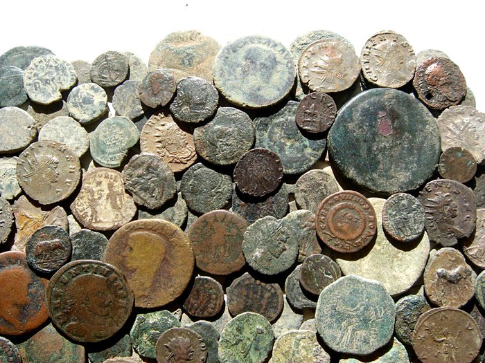 Romarriket. Lot of 150 Roman Imperial bronze coins. The lot includes some ases and semis from I-II centuries A.D., and a few iberian coins minted in the  (Ingen mindstepris)