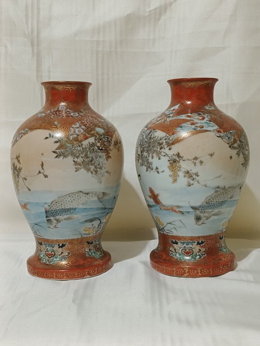 Vase - Porcelæn - Watano Genuemon - Japan - Meiji-perioden (1868-1912) - Par Kutani vaser - Fisk  (Ingen mindstepris)