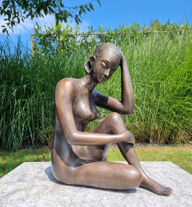 Statuette - A thinking woman - Bronze