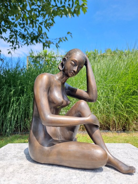 Statuette - A thinking woman - Bronze