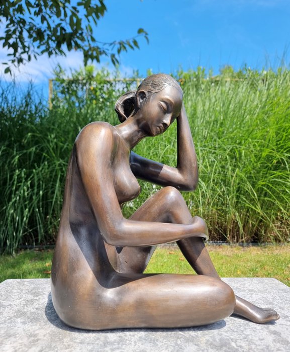 Statuette - A thinking woman - Bronze