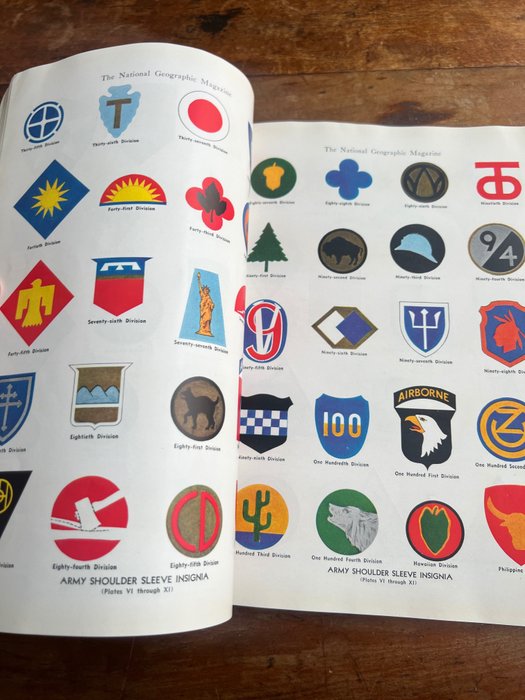 WW2 period Guide of the US Insignia / Patches / Medals - Infantry - Airborne - National Geographic - 1000 Illustrations. - 1943