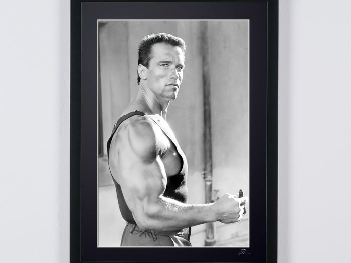 Commando (1985) - Arnold Schwarzenegger - Fine Art Photography - Luxury Wooden Framed 70X50 cm - Limited Edition Nr 02 of 20 - Serial ID 30112 - Original Certificate (COA), Hologram Logo Editor and QR Code - 100% New items.