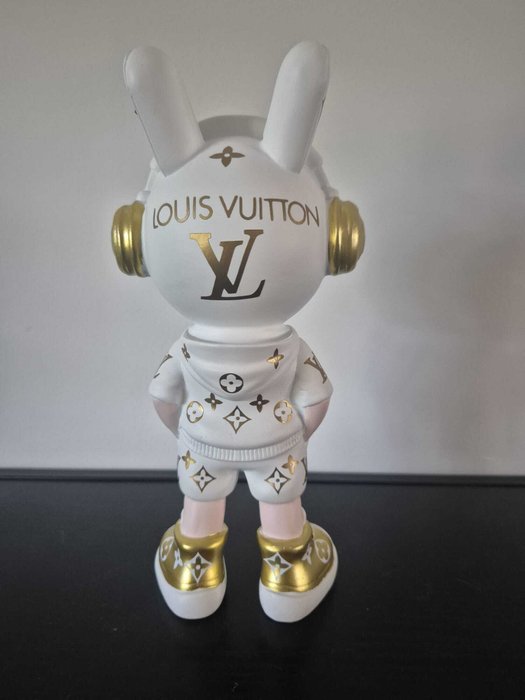 Francis - Louis Vuitton lost in space