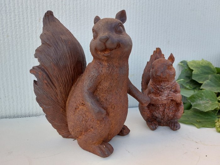 Statue, a cast metal squirrel with appearance - 20 cm - Støbejern