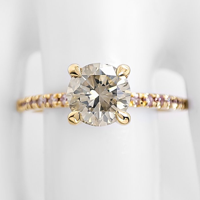 Ring - 14 karat Gulguld -  1.23ct. tw. Grøn Diamant (Naturfarvet) - Diamant