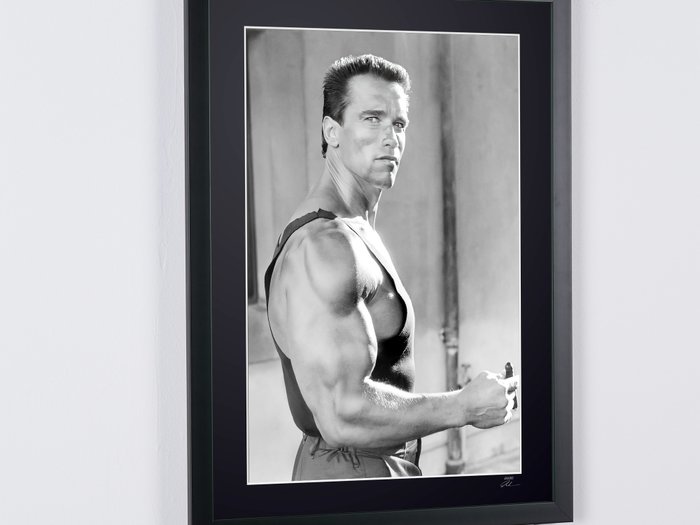 Commando (1985) - Arnold Schwarzenegger - Fine Art Photography - Luxury Wooden Framed 70X50 cm - Limited Edition Nr 02 of 20 - Serial ID 30112 - Original Certificate (COA), Hologram Logo Editor and QR Code - 100% New items.