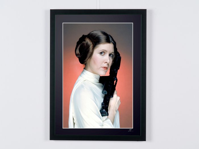 Star Wars - A New Hope 1977 - Carrie Fisher as "Princess Leia" - Fine Art Photography - Luxury Wooden Framed 70X50 cm - Limited Edition Nr 02 of 30 - Serial ID 60050 - Original Certificate (COA), Hologram Logo Editor and QR Code - 100% New items.