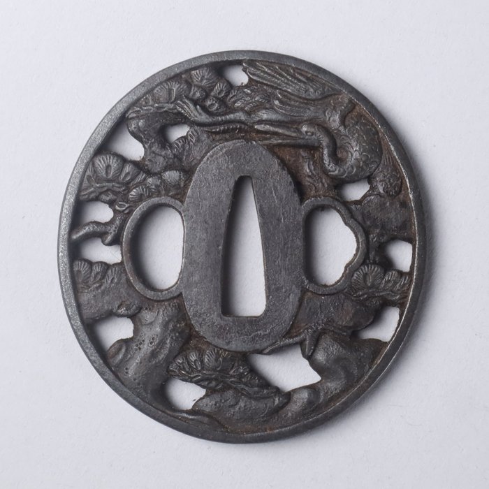 Fyr og kran gennembrudt relief sværdbeskytter 88g med trækasse - Japan - Edo-perioden (1600-1868)