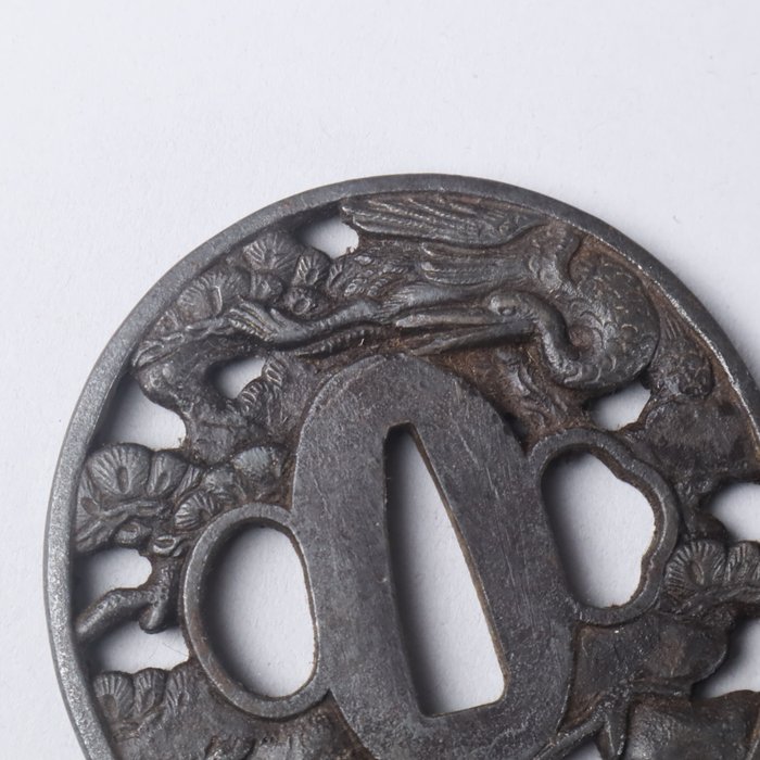 Fyr og kran gennembrudt relief sværdbeskytter 88g med trækasse - Japan - Edo-perioden (1600-1868)