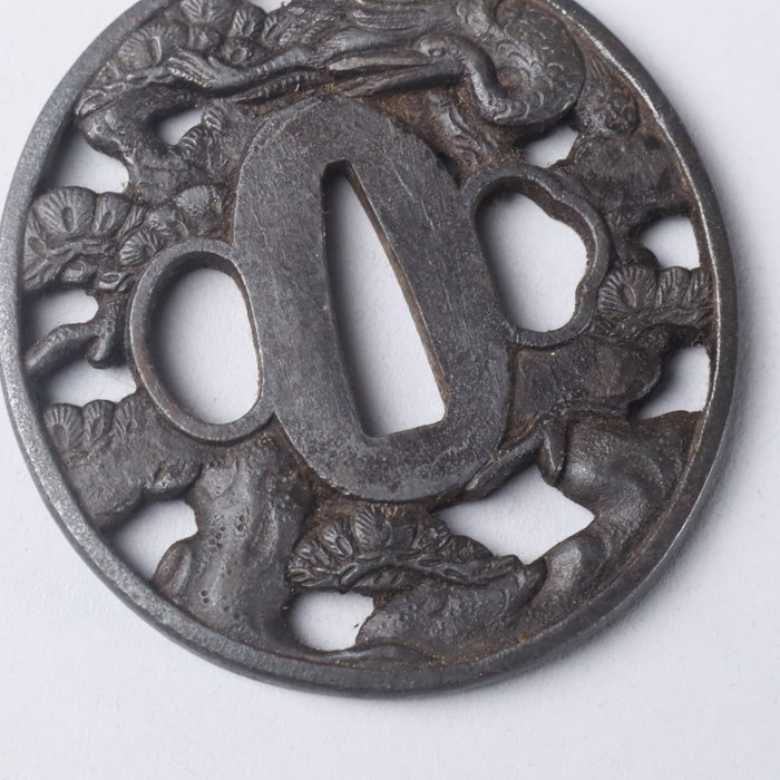 Fyr og kran gennembrudt relief sværdbeskytter 88g med trækasse - Japan - Edo-perioden (1600-1868)