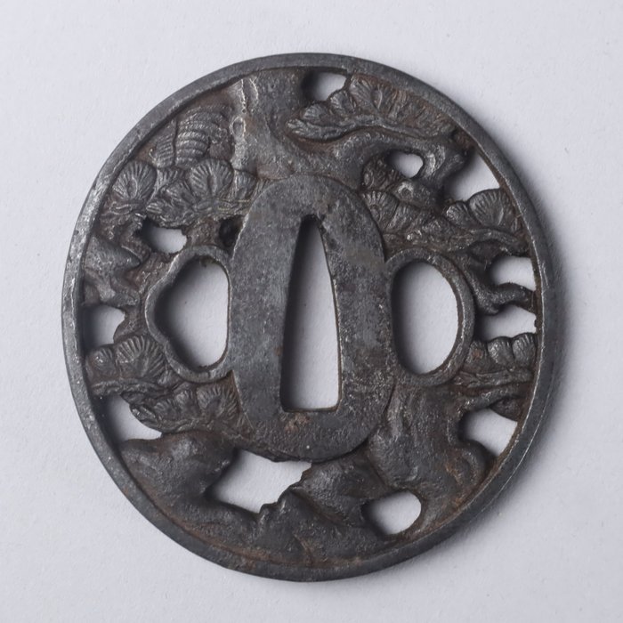 Fyr og kran gennembrudt relief sværdbeskytter 88g med trækasse - Japan - Edo-perioden (1600-1868)