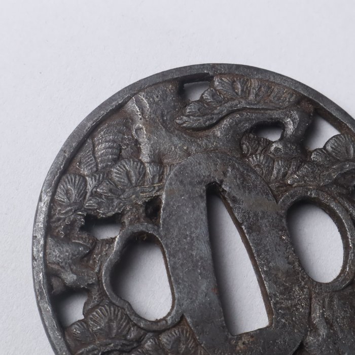 Fyr og kran gennembrudt relief sværdbeskytter 88g med trækasse - Japan - Edo-perioden (1600-1868)