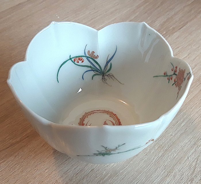 Skål - EXCEPTIONAL Lotus-formet skål i porcelæn KAKIEMON EDO 17/18