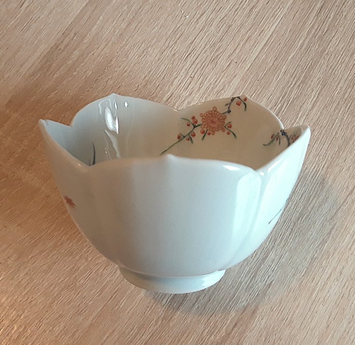 Skål - EXCEPTIONAL Lotus-formet skål i porcelæn KAKIEMON EDO 17/18