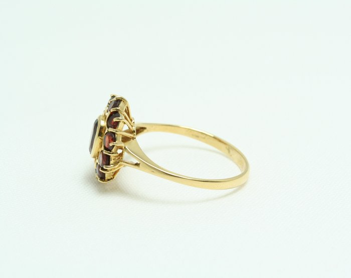 Ring - 18 kraat Gulguld Granat - Solitaire med granat