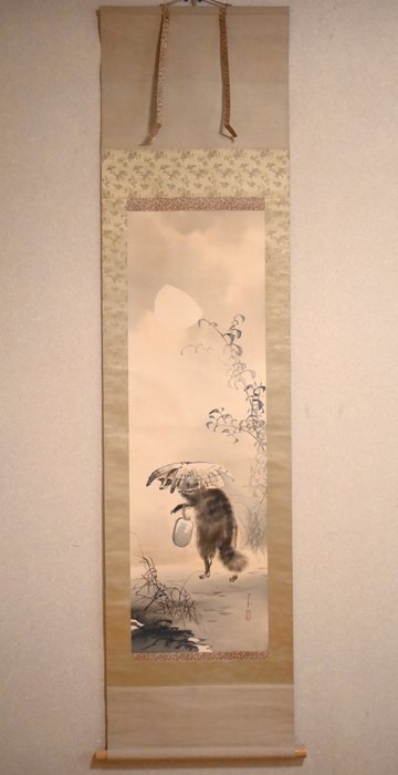 Raccoon Dog - with Bottle of Sake - Walking on Moonlit Night - with original wooden box - “Maeda Hodo 前田鳳堂” - Japan  (Ingen mindstepris)